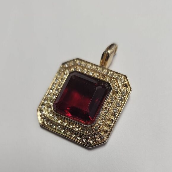 HOBÉ Elegant Gold and Red Pendant - Picture 2 of 9
